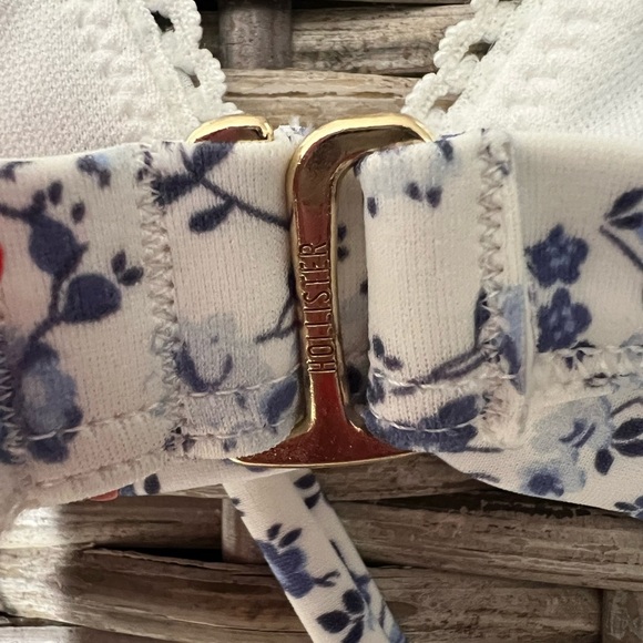 Hollister Swim size small Floral Triangle Bikini Top, EUC, feminine, dainty - Picture 5 of 6